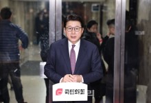 與 “尹수사 형사법 체계 혼란, 文·민주당 엉터리 검수완박 탓”