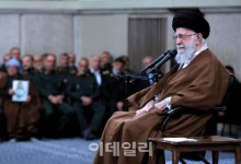 이란 하메네이 "美와 협상해도 아무것도 해결 안된다"