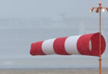 강풍에 눈까지 몰아친 제주공항...2만명 발 묶였다