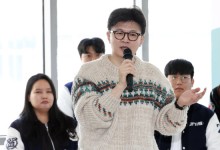 한동훈, 아이돌 제치고 1위 등극…"여성들 많이 샀다"
