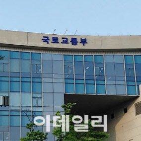 무안공항 참사 키운 방위각 시설…국토부, '콘크리트 둔덕' 없앤다