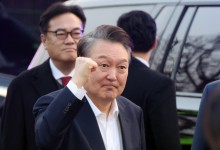관저 돌아온 尹, 金여사 등과 김치찌개 식사…"구치소 배울 게 많은 곳"