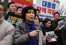 헌재 앞 '尹 파면' 시위 중 계란봉변 민주당 의원…"고발 조치"