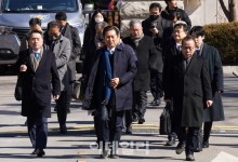 국회측, 헌재에 尹파면 촉구서 전달…"국민불안 커져"