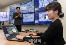 “창고 뒤에 사람이 쓰러졌습니다. 119에 신고하세요”