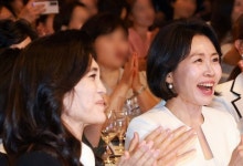 ‘화이트’ 김혜경 여사, ‘블랙’ 이부진 대표…옆자리 앉았다