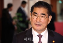 김용현 측 "마스크 벗고 재판해야"…특검 1호 기소 첫 재판 파행