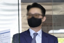 '건진법사 청탁 의혹' 통일교 전 간부 영장심사 출석…묵묵부답