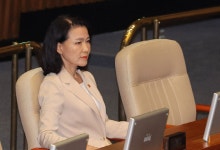 ‘법카 유용 혐의’ 이진숙 “정치적 수사”…무죄 주장