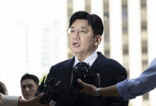 포토라인 선 방시혁…'사기 부정 거래' 하이브 상장 쟁점은