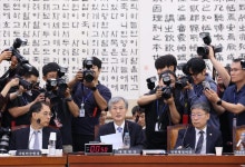 조희대 대법원장, 국정감사 출석해 물 마시는 등 소소한 모습 보임