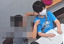 가위로 친구 귓불 자른 초등학생…“아파하는데 깔깔” 학부모 분노 [e글e글]