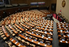 두달째 ‘싸움만 하는 국회’… 상임위 4곳은 정쟁, 8곳은 휴업중