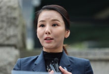 성추행 내홍에 탈당 카드 꺼낸 강미정 대변인 “조국은 침묵”