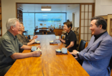 이낙연, 문재인 만나 ‘환한 미소’…與 지지층 “똑같은 썩은 수박”