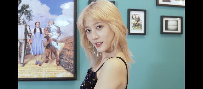 ‘음주운전’ <b>김새론</b>, 뮤직비디오서 춤추며 복귀…여론은 ‘싸늘’
