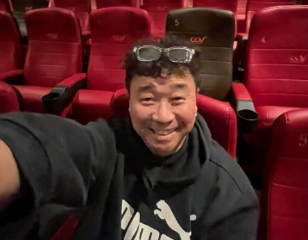 <b>강원래</b>, ‘<b>건국전쟁</b>’ 봤다…‘휠체어 거부’ 극장 재방문