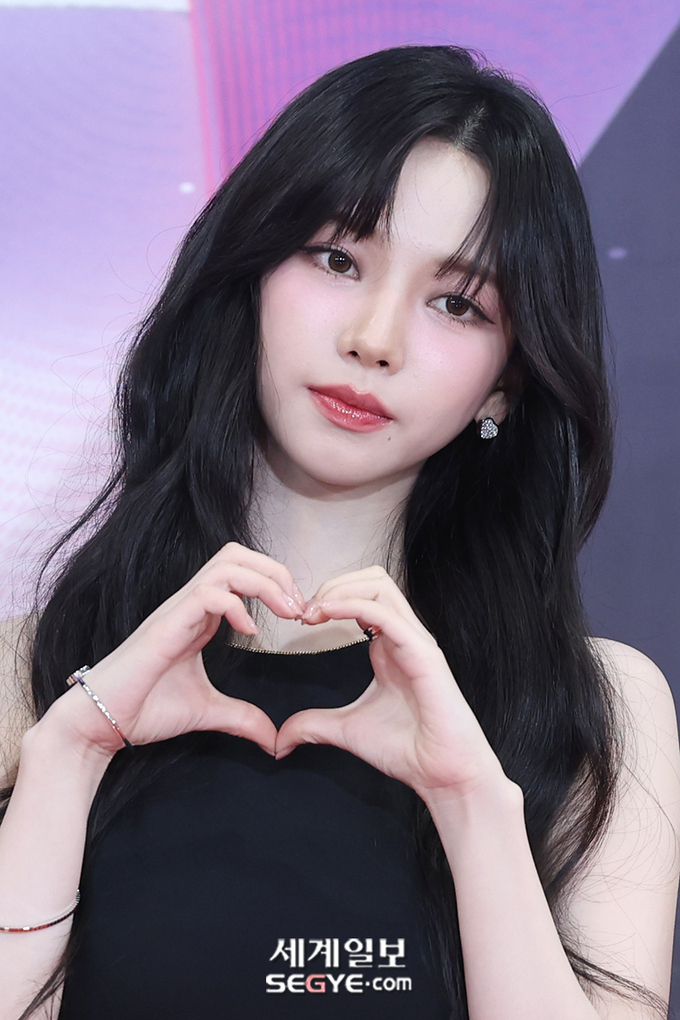 <b>카리나</b>, <b>이재욱과</b> 열애 인정 후 첫 심경 “놀라게 해드려 죄송”