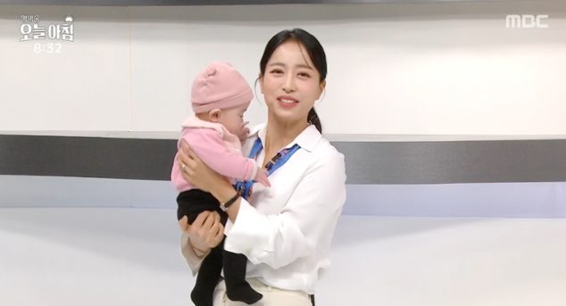 <b>임현주</b> 아나, 5개월 딸 안고 <b>생방송</b>…“마이크 잡지 말아줄래?”