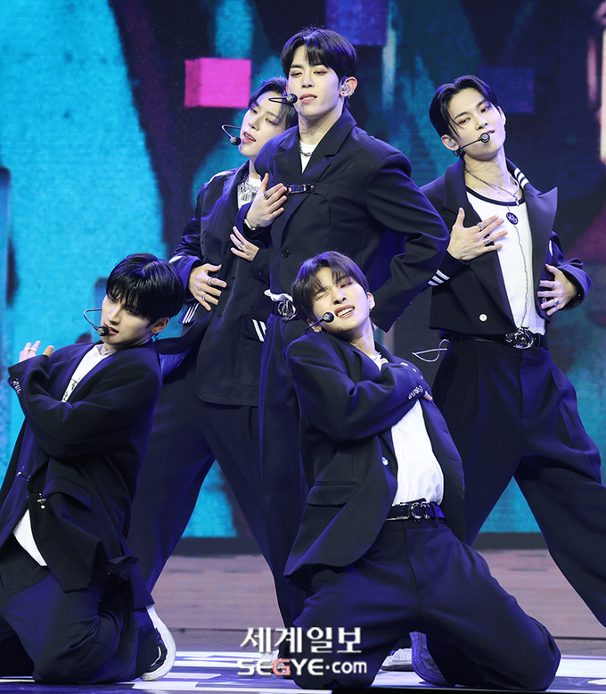 [포토] <b>나우어데이즈</b> '화려한 <b>데뷔</b> 무대'