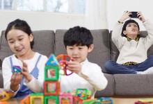 스마트폰에 고개 떨군 ‘불안 세대’… 적신호 켜졌다