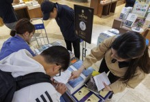 한강 책, 도서관서 1분당 3권 대출…시·소설 판매도 껑충