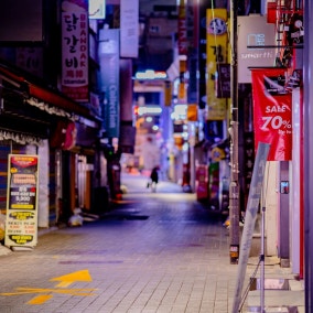 “열수록 손해, 그냥 쉽니다”…공항 122만 북적일 때 대학로 문 닫는 ‘역설’