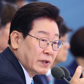 李, ‘규제합리화委’ 첫 회의서 “‘네거티브 규제’로 전환 필요”… ‘특사’ 강훈식 비서실장 “원유·나프타 추가 확보”