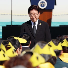 李대통령, 세월호 리본 배지 달고 “304개의 꿈, 결코 잊히지 않을 것”