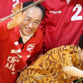 돌아온 ‘선거의 여왕’…박근혜, 칠성시장서 추경호 유세 지원