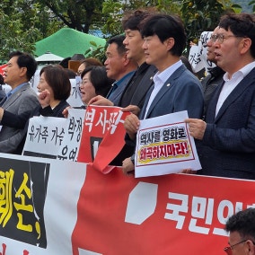 정치권 번진 영화 ‘암살자(들)’ 논란… 野 “육영수 여사 피격 배후, 박정희 암시” 반발