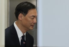 대통령 명예훼손 혐의로 기소된 모스탄, 첫 재판서 유죄 확신 밝혀