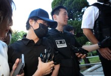 “80억 손해 봤다” 법정서 흉기 휘두른 50대 男 구속송치