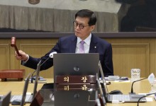 한은 기준금리 0.25%P 인하...3년 2개월만에 긴축 풀었다