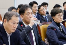 직원 쓰러지고 “인마” “씨X” 욕설에 고발까지... 과방위 아수라장 [동영상]