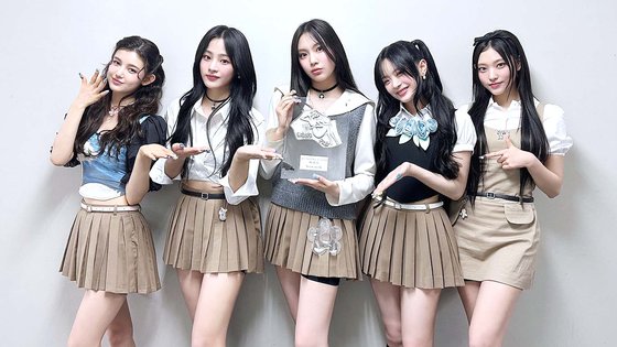 <b>뉴진스</b>, 日 <b>레코드</b> 대상서 <b>2관왕</b>…'3곡 완곡' 파격 대우 받았다