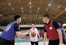 천안함 셔츠 입은 尹, 휴가동안 진해 기지 방문…장병들과 족구