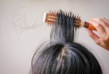 헤어브러시로 두피 '톡톡'…탈모 방지 효과? 빗 마사지의 반전