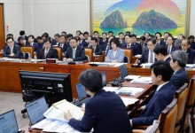 尹 '지지율 20%'에…野 "심리적 탄핵상태" 與 "文 50%? 포퓰리즘 탓"