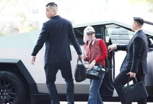 공항에 뜬 거대한 은색 차…지드래곤, 국내 미출시 테슬라 탔다