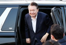 尹 파면 55.6% 직무 복귀 43%…격차 더 벌어졌다 [리얼미터]