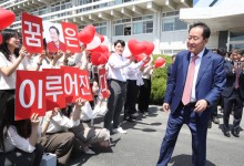 홍준표, 출마 위해 대구시장직 사퇴…직원 300명에 큰절