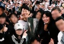 우승컵 든 손흥민 옆 박서준도 찰칵…무슨 인연이길래