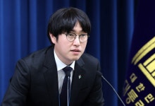 AI수석 하정우, '1000만 배우' 제쳤다…포털 검색창 맨 위 장악