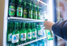 식당 소주 가격 열 달 만에 올랐다…'미끼 전략' 끝난 이유