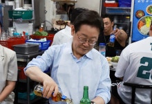 李, 앞치마 두르고 소맥 돌렸다 "소비 진작 위해 저부터 외식"