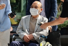 [속보] '김건희 목걸이 선물' 이봉관 서희건설 회장 특검 출석