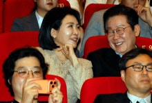 '30주년' 부국제 찾은 李 부부, 영화 관람뒤 "성장 위해 관심 갖겠다"