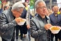 젠슨 황 “맛있다” 선 채로 폭풍흡입…대박난 국숫집, 다음 …