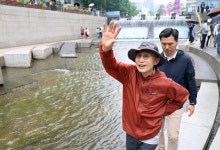 이명박 전 대통령, 밝은 표정으로 청계천 걷기 행사 참석
